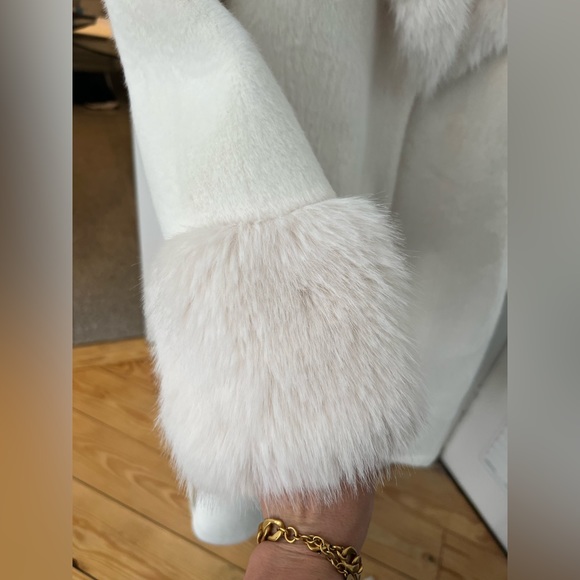 High quality faux fur female coat. Looks gorgeous, good fit, warm - Picture 3 of 9